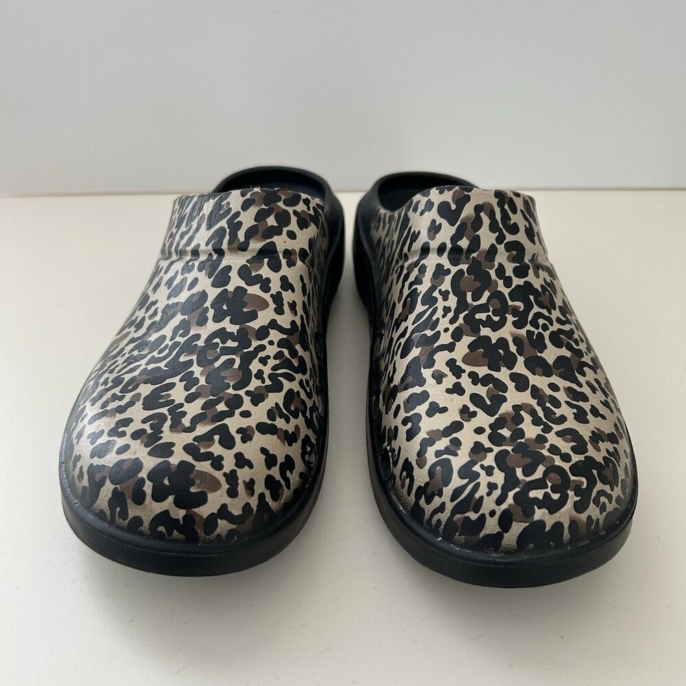 Oofos OOcloog Leopard Womens Size 8 Slip On Mules Clogs Recovery Limited Edition - Picture 3 of 9